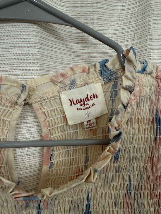 Hayden LA Cream Top w Blush Pink & Dusty Blue Watercolor Ruffle sleeve 1XL NWT - Picture 2 of 5